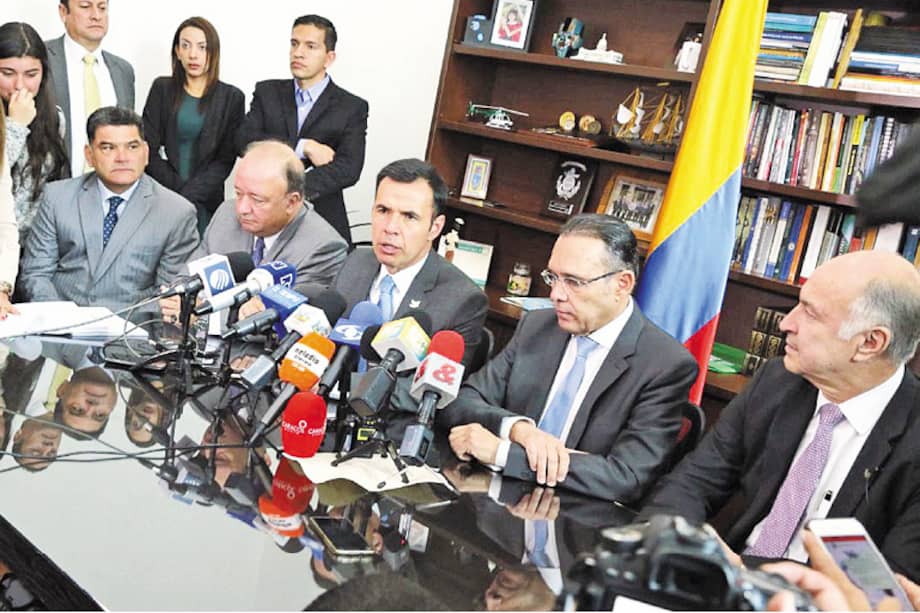 Los ministros de Defensa, Luis Carlos Villegas; del Interior, Guillermo Rivera, y de Justicia, Enrique Gil, en la radicación de la ley estatutaria de la JEP. / Ministerio del Interior