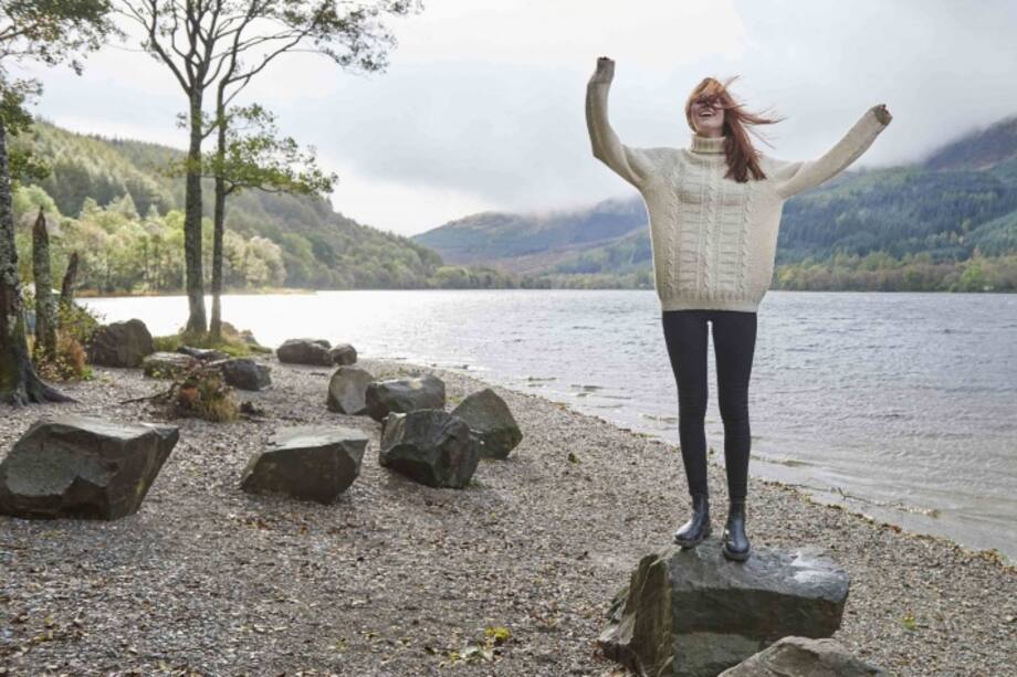 Mujer parada sobre una piedra