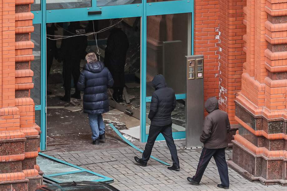 Investigadores rusos trabajan en el lugar de la explosión en el complejo residencial Alye Parusa (Velas Escarlatas) en el noroeste de Moscú