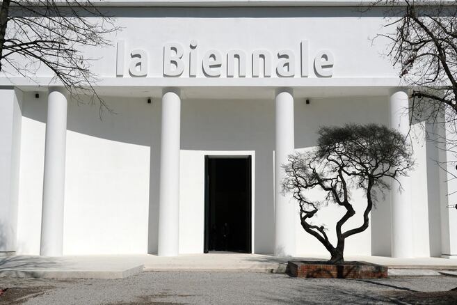 Más de 100 artistas amenazaron con tomar acciones legales contra la Bienal de Venecia