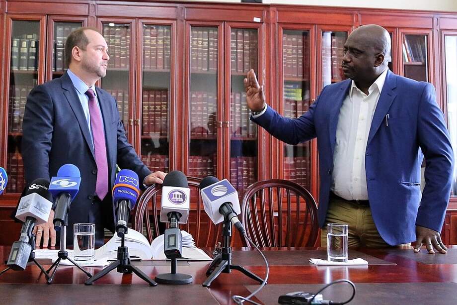 "Benkos Biohó" al tomar juramento como senador ante el presidente de la corporación, Lidio García. / Senado