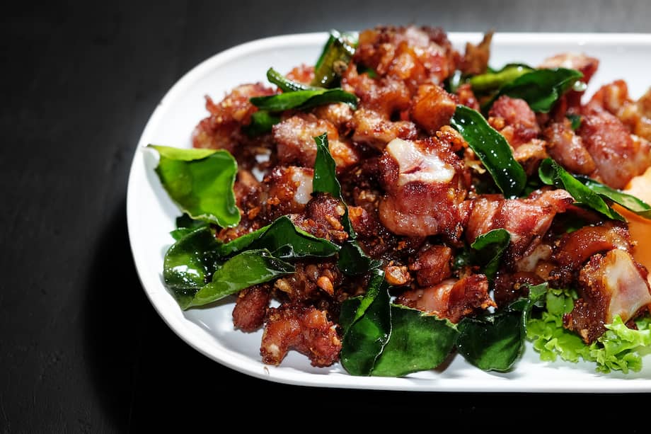 Sirve este salteado de cerdo con espinaca, ensalada verde o puré de papa.