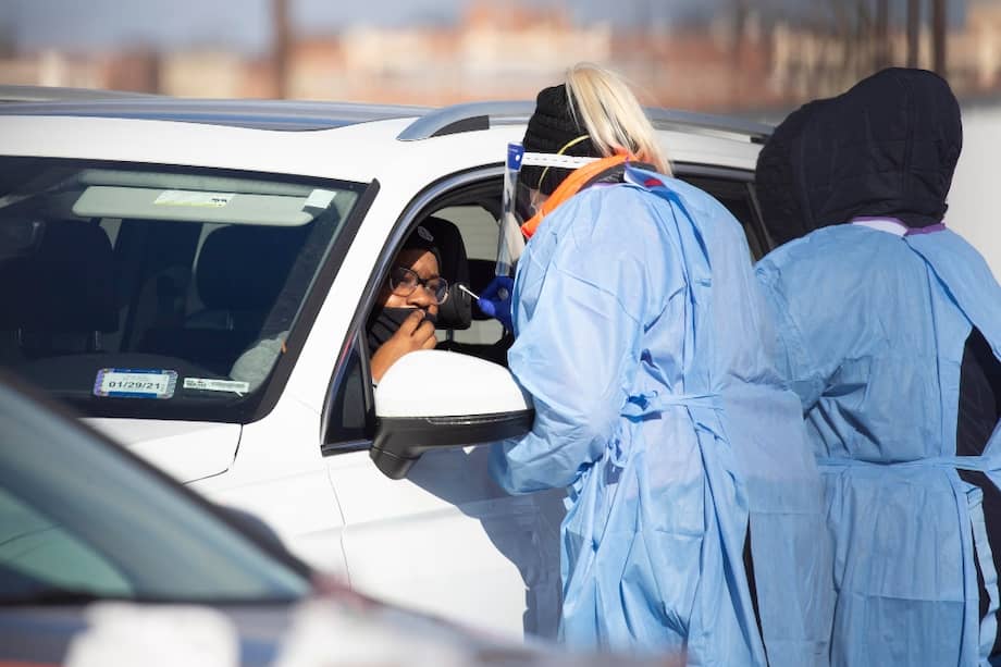 Por aumento de casos de coronavirus en EE. UU. aconsejan no viajar para las fiestas de Acción de Gracias.