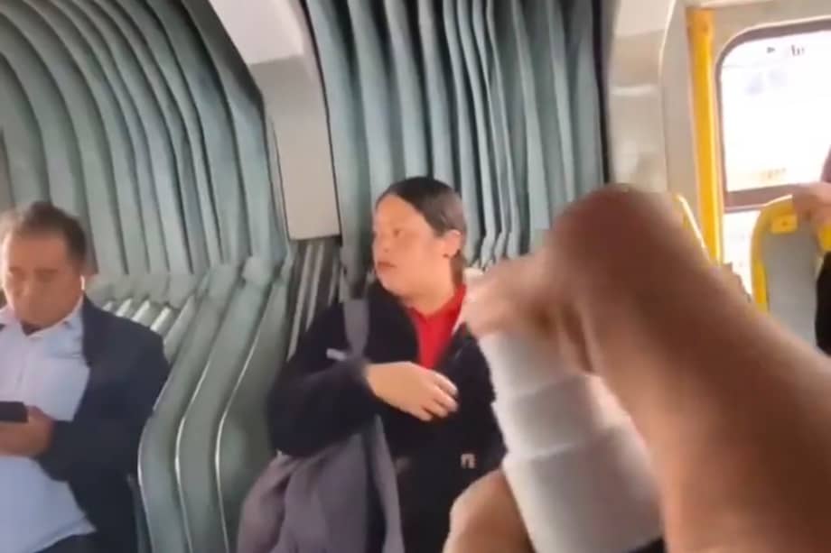 Un video que circula en redes muestra a un joven rociando una sustancia de mal olor dentro de un bus de TransMilenio, lo que desató rechazo y denuncias de los pasajeros.