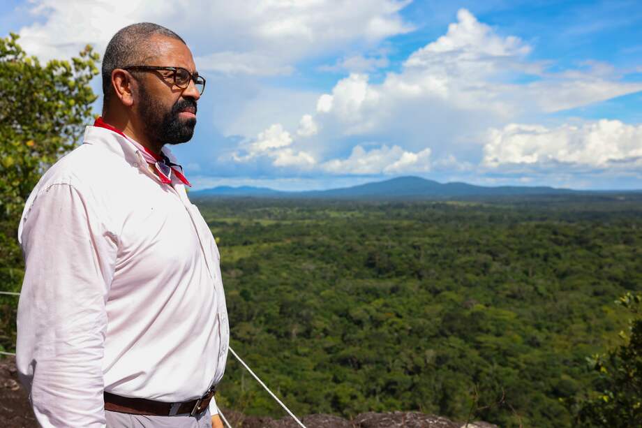 James Cleverly, canciller británico, durante su visita a Cerro Azul.