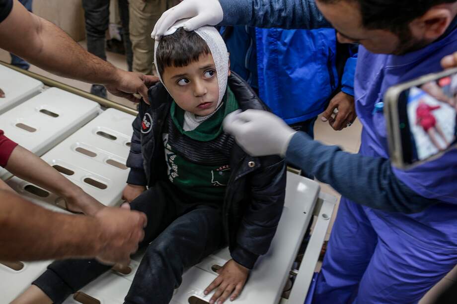 Un niño herido llega al hospital de los mártires de Al Aqsa tras un ataque aéreo israelí en el campo de refugiados de Al Bureij, en el centro de la Franja de Gaza.