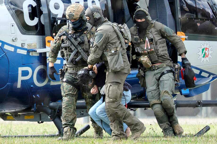 Agentes de la Policía Federal conducen al sospechoso del ataque con cuchillo de Solingen fuera del helicóptero para que sea juzgado en el Tribunal Supremo Federal (BGH) en Karlsruhe (Alemania), el 25 de agosto de 2024. El hombre, que apuñaló a los transeúntes al azar con un cuchillo durante el festival de la ciudad en Solingen, se entregó a una patrulla policial la noche del 24 de agosto, según informó la policía. El ministro del Interior de Renania del Norte-Westfalia, Herbert Reul, anunció a última hora del 24 de agosto que "el hombre al que realmente hemos estado buscando todo el día acaba de ser detenido". Tres personas murieron y otras ocho resultaron heridas, cinco de ellas de gravedad, en el ataque con cuchillo del 23 de agosto, según la policía. (Alemania) EFE/EPA/RONALD WITTEK