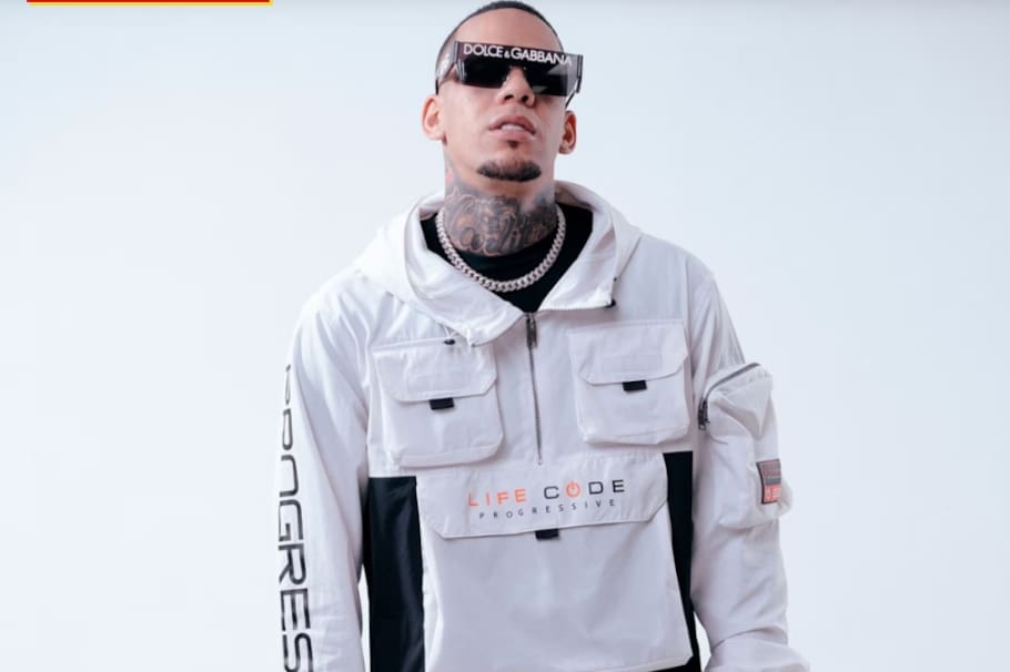 Su talento lo llevó a firmar con el sello Glad Empire y la disquera Los Terrícolas, Inc., desde donde lanzó temas que consolidaron su identidad como voz de la calle.