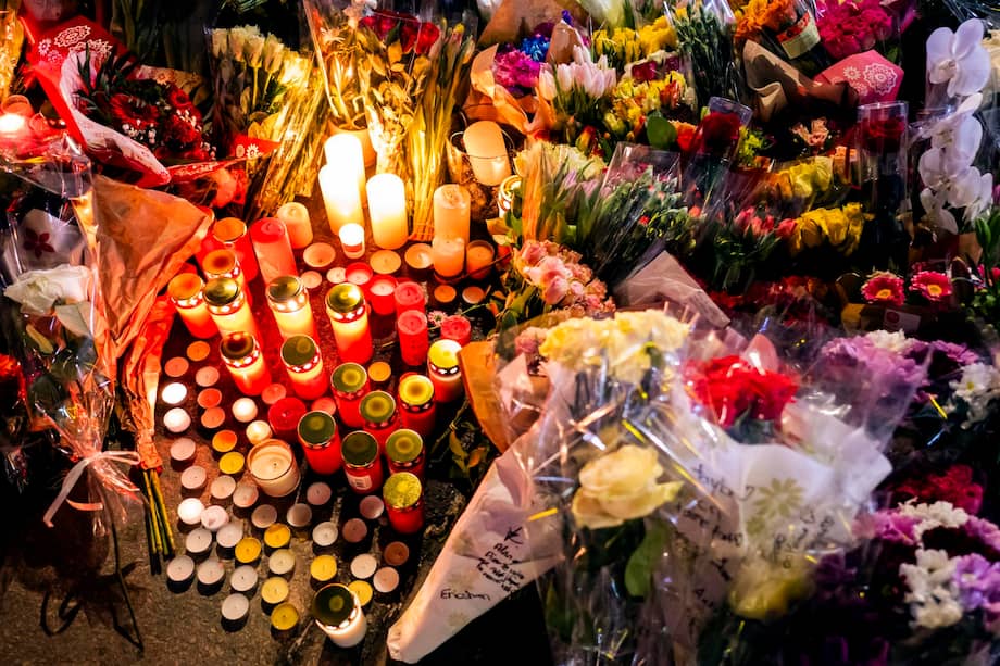Personas rinden homenaje a las víctimas con flores y velas cerca del lugar donde se desató un incendio durante las celebraciones de Año Nuevo en Crans-Montana, Suiza, el 2 de enero de 2026.