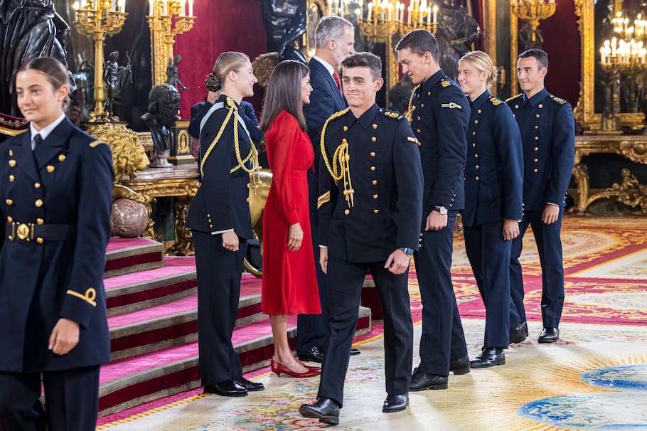 La princesa Leonor vivió un momento muy especial cuando sus compañeros de la Escuela Naval de Marín se acercaron a saludarla.