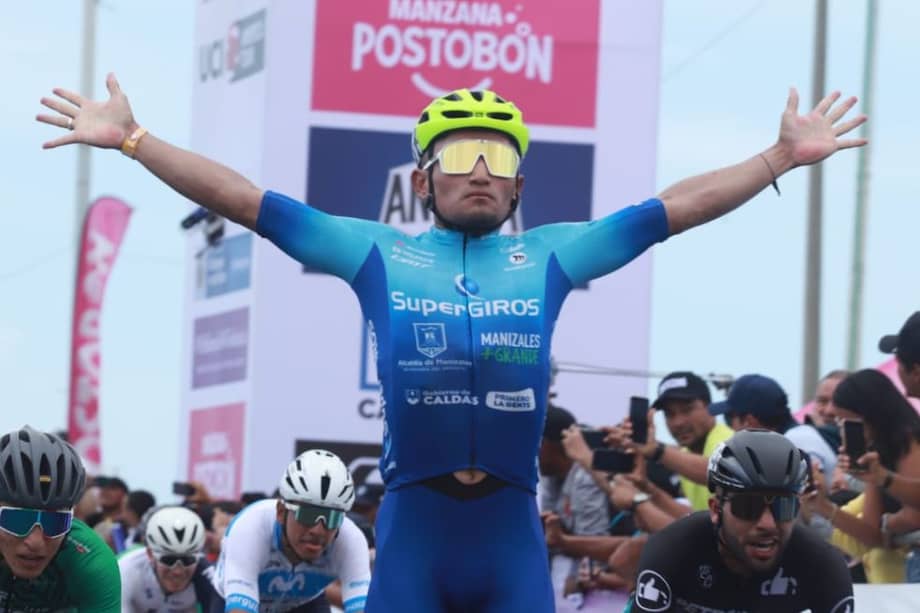 Luis Carlos Chía, ciclista de Supergiros, celebra su victoria en la primera etapa de la Vuelta a Colombia.