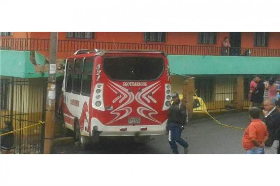 Dos heridos tras choque de bus contra vivienda en Medellín