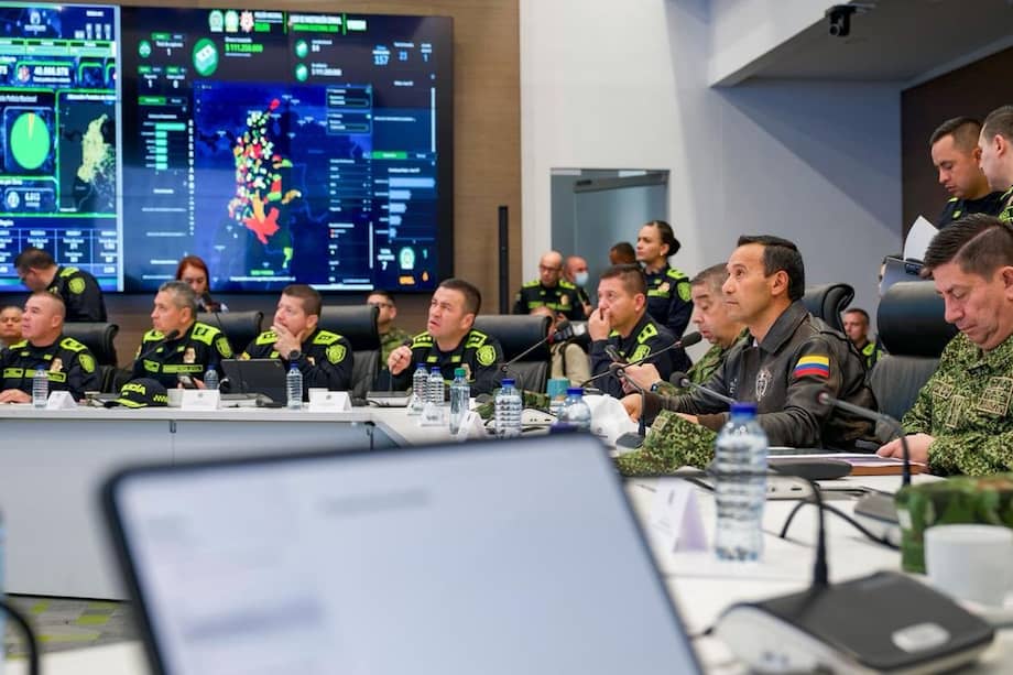 La cúpula militar y el ministro de Defensa, Pedro Sánchez, durante la apertura del Puesto de Mando Unificado (PMU) en Bogotá.