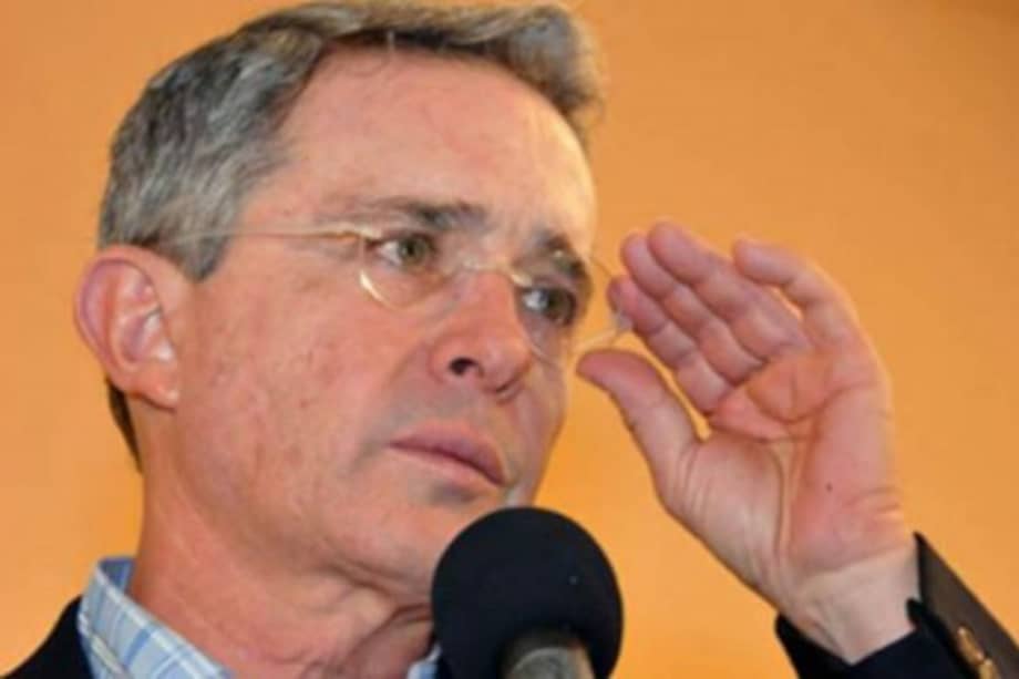 Uribe dice que De la Calle debe dejar diálogos con Farc por violar ley de garantías