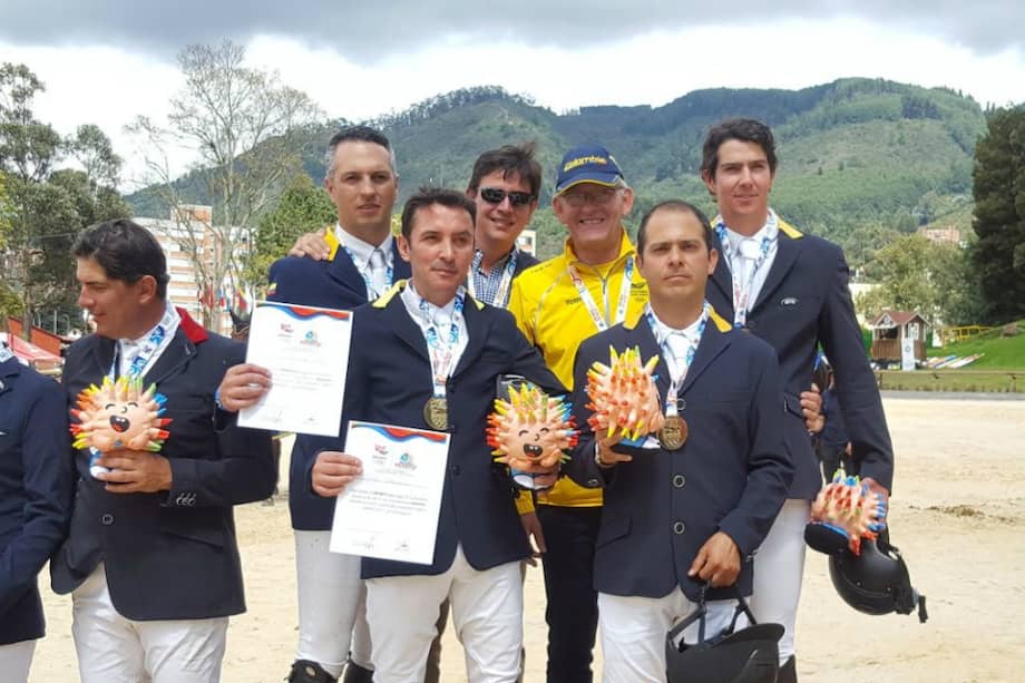 La delegación colombiana de ecuestre con el oro obtenido en la modalidad de salto por equipos. / Cortesía Luis Barbosa