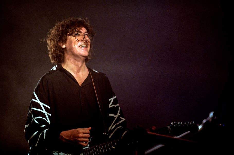 PUNTA DEL ESTE, URUGUAY - JANUARY 20: Argentine musician Charly García performs with Fito Paez at the piano during a show on January 20, 1992 in Punta del Este, Uruguay. (Photo by Ricardo Ceppi/Getty Images)