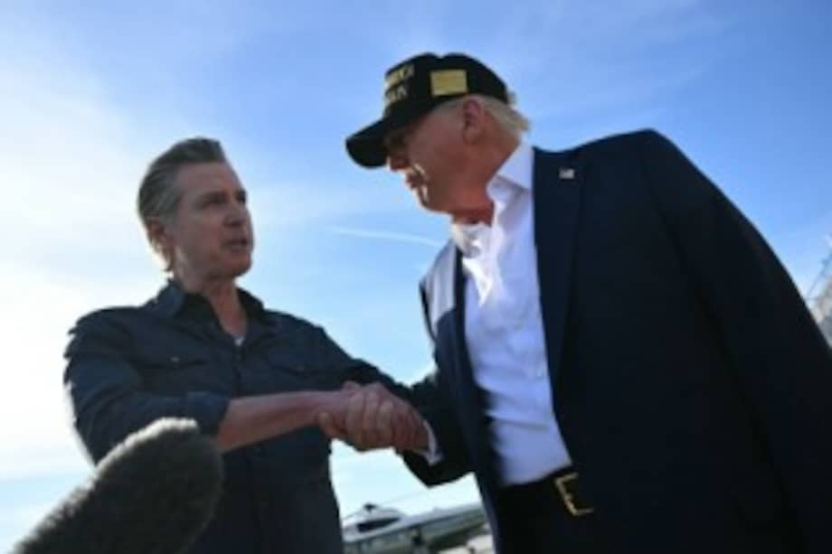 El presidente de Estados Unidos, Donald Trump, estrecha la mano del gobernador de California, Gavin Newsom, mientras habla con la prensa a su llegada al Aeropuerto Internacional de Los Ángeles.