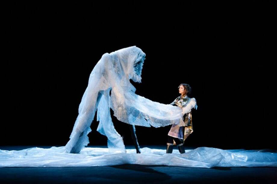 "Murmullos" es una pieza sin diálogos que surge de preguntarse si las paredes tienen memoria y si pueden intervenir en la vida de sus habitantes.