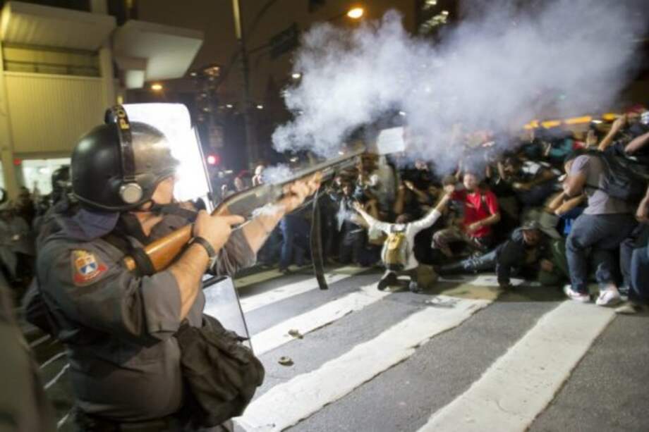 La ONG rechazó la represión de las protestas pacíficas, que concluyen –según denuncia– a menudo con "personas gravemente heridas por balas de goma, bombas de efecto moral e incluso armas de fuego usadas por las fuerzas policiales". /EFE