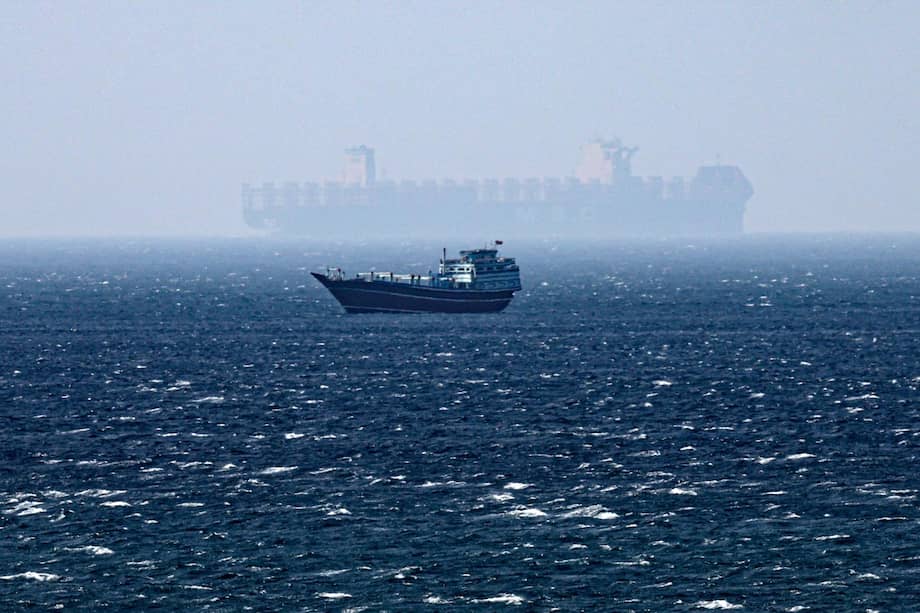 Barcos transitando las aguas del estrecho de Ormuz, vistas desde las costas de Omán. Imagen de referencia.