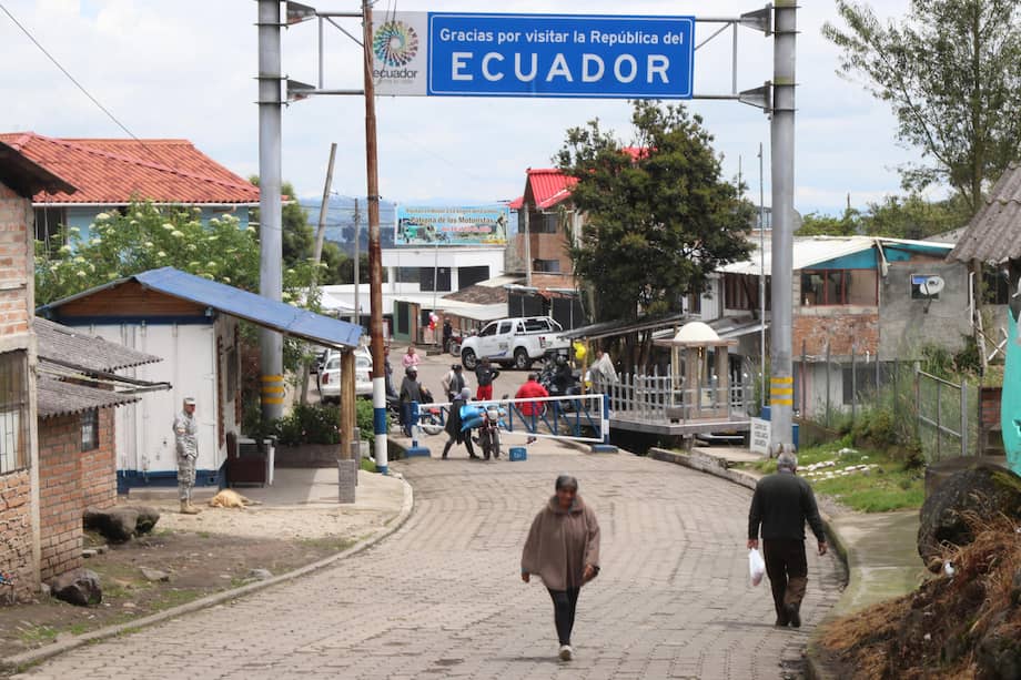 Personas caminan por la frontera de Ecuador con Colombia.