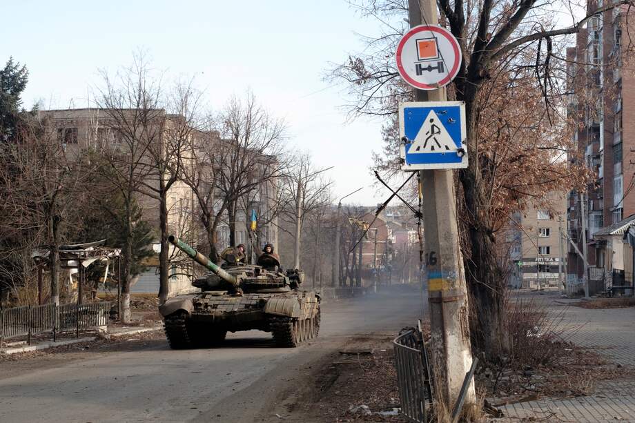 Las fuerzas ucranianas conducen un tanque por una calle en la ciudad de Bajmut, área de Donetsk.