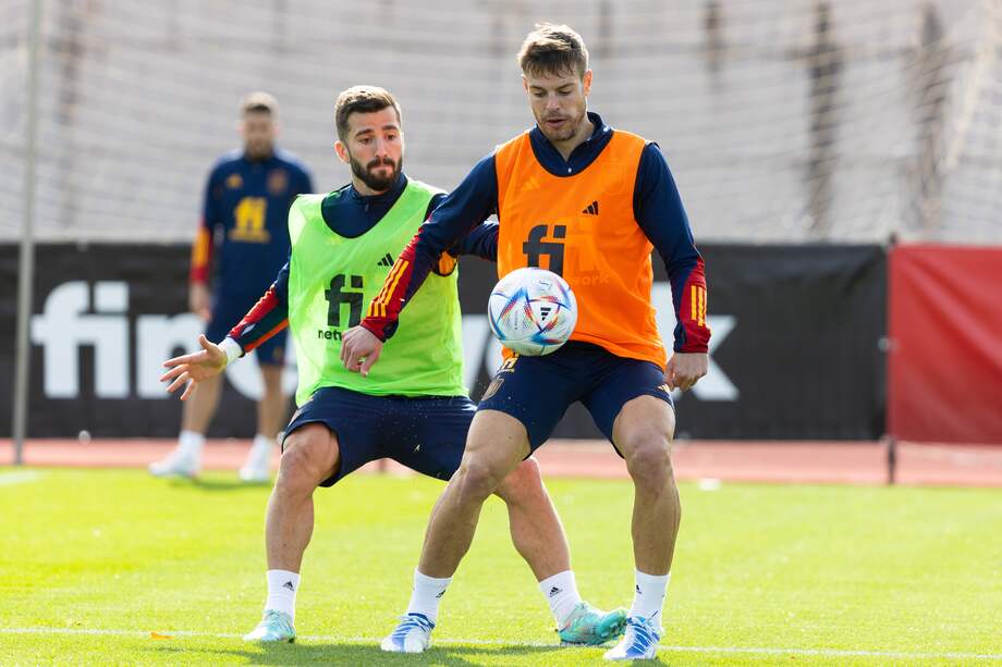 Los defensas José Luis Gayá (i) y César Azpilicueta (d) durante el entrenamiento de la selección española en la Ciudad del Fútbol de Las Rozas, Madrid. EFE/RFEF / Pablo García