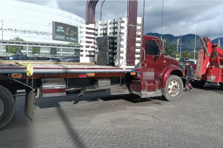 Camión varado en la NQS con calle 59