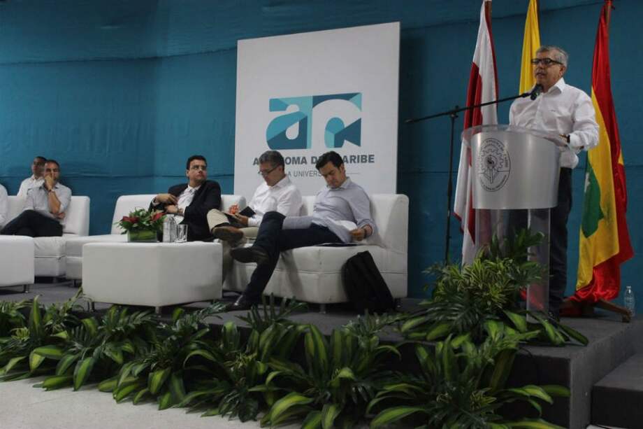 Participación de César Gaviria durante foro Academia para la paz, en Barranquilla. / Twitter @UAutonoma