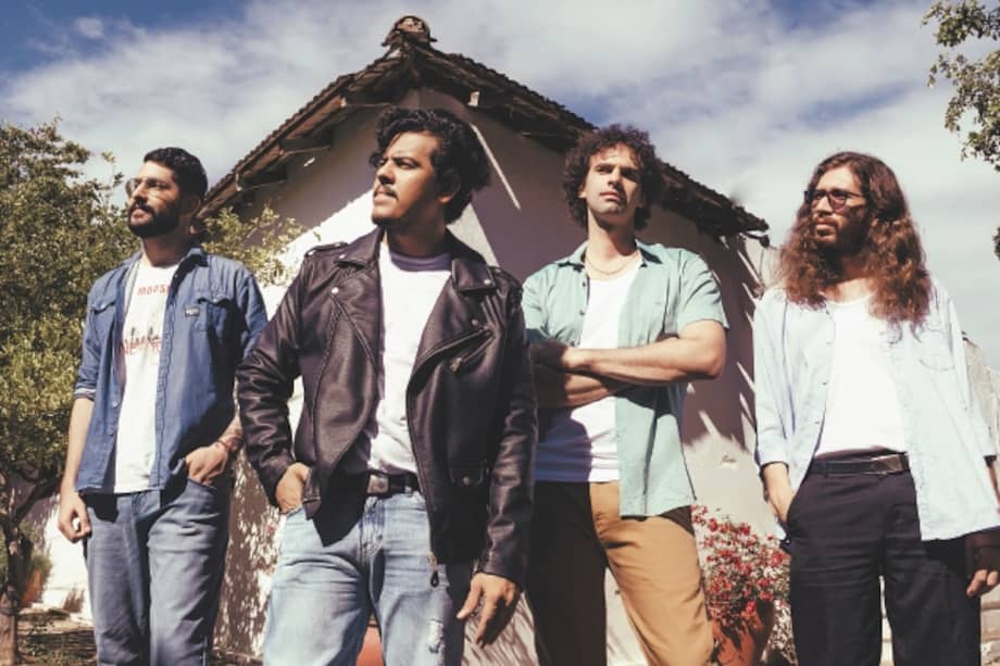 Andy Álvarez (cen. izq.) y Janio Roca (cen. der.), junto a Raúl Montero (ext. izq.) y Jhovsimar Arroyo (ext. der.), integrantes de Sintendencias.