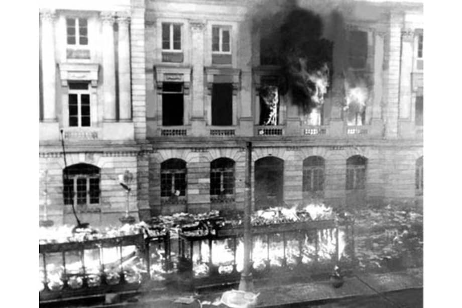 El tranvía que recorría parte de Bogotá fue incendiado por la multitud enardecida, como lo registra esta foto de Manuel H. Rodríguez.