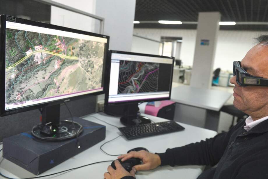 La producción de un mapa puede involucrar a más de cuarenta personas y se hace con los más modernos sistemas de información geográfica. / Fotos: Juan Zarama