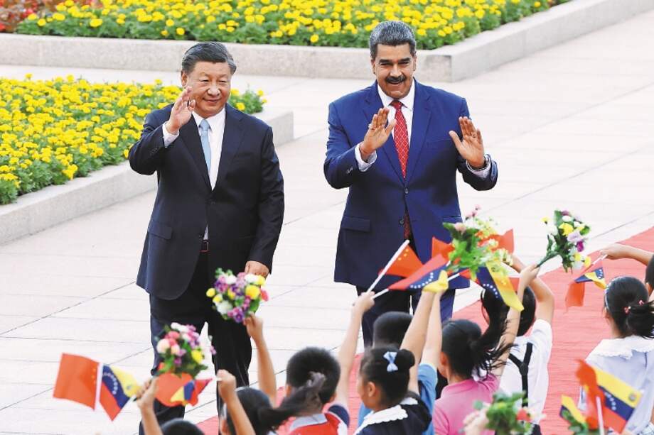 "La dependencia venezolana de China se hizo evidente al convertirse en el prestamista clave del gobierno venezolano, en el afán de éste de conseguir liquidez monetaria para mantener vigente el programa social chavista. Los préstamos comprometían la producción petrolera futura. El flujo, enorme: 62.000 millones de dólares" - Carlos Piña