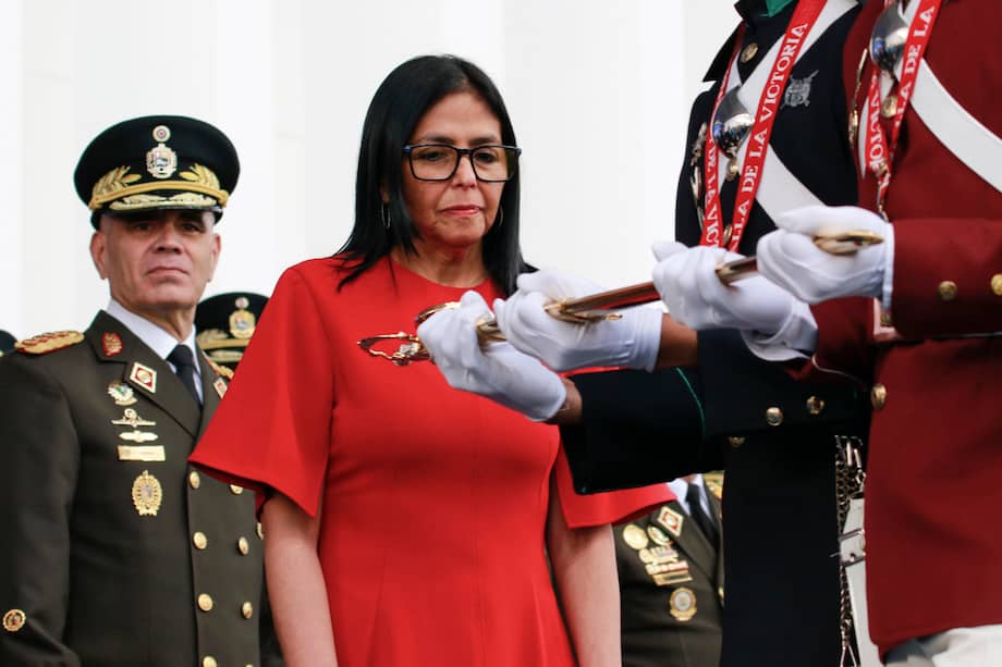 La presidenta encargada de Venezuela, Delcy Rodríguez (c), durante un acto de gobierno este miércoles, en Caracas (Venezuela).