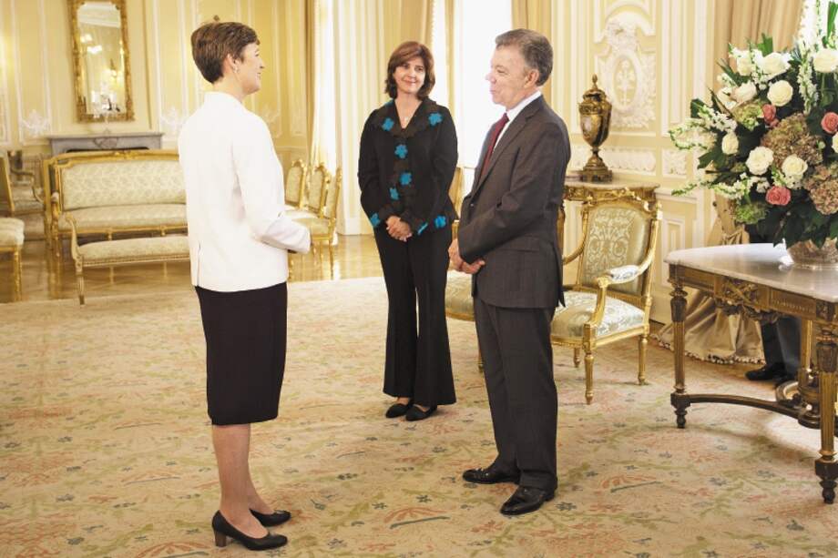 La Embajadora Sophie Davies, nueva representante en Colombia de Australia, presenta credenciales ante el presidente Juan Manuel Santos. / Cancillería