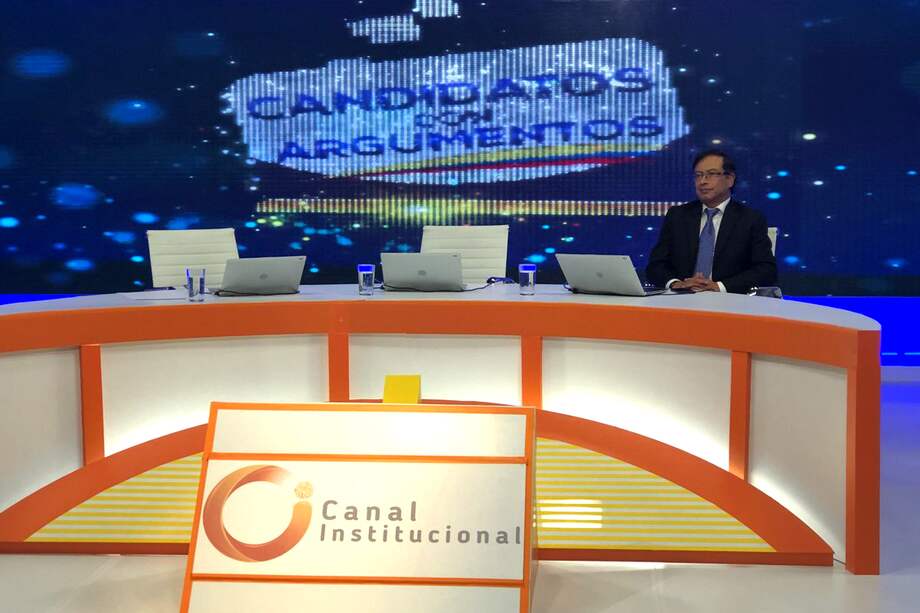 Gustavo Petro en el set que el Canal Institucional había preparado para el debate presidencial de este sábado. / @LuisErnestoGL