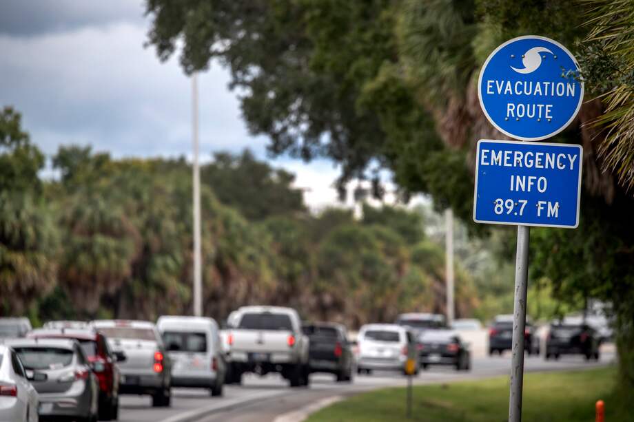 Cerca de las 5:00 a. m., con vientos máximos sostenidos de 140 millas por hora, Ian subió de categoría. Debido a eso, millones de residentes están bajo órdenes de evacuación o bajo aviso en algunas partes de la costa de Florida.
