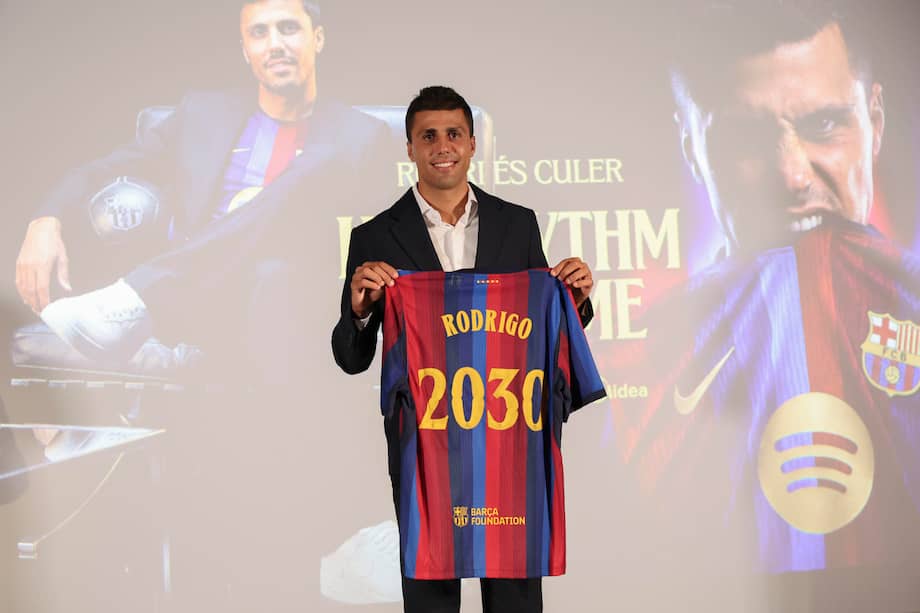 El centrocampista español Rodrigo Hernández 'Rodri' posa para los medios de comunicación como nuevo jugador azulgrana tras formalizar su fichaje con el FC Barcelona, este martes en Barcelona.