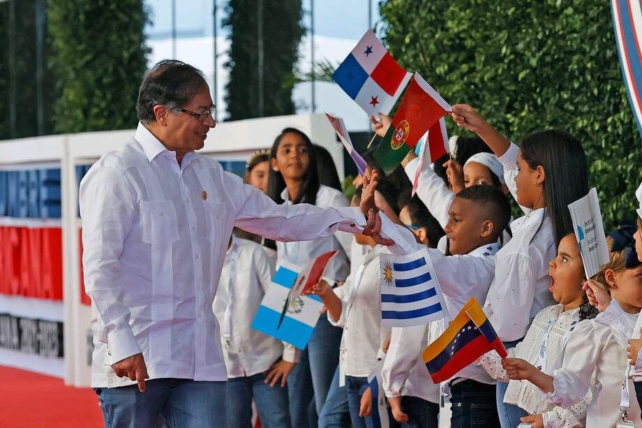 El presidente Gustavo Petro llegó en la noche del viernes a Santo Domingo, República Dominicana, a la XXVIII Cumbre Iberoamericana.