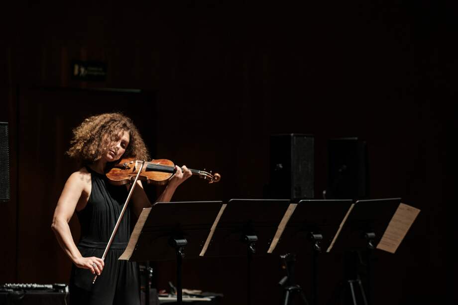 La violinista Biliana Voutchkova y el compositor Roy Carroll presentaron un recital de música experimental en la Sala de Conciertos de la Biblioteca Luis Ángel Arango. / Gabriel Rojas © Banco de la República