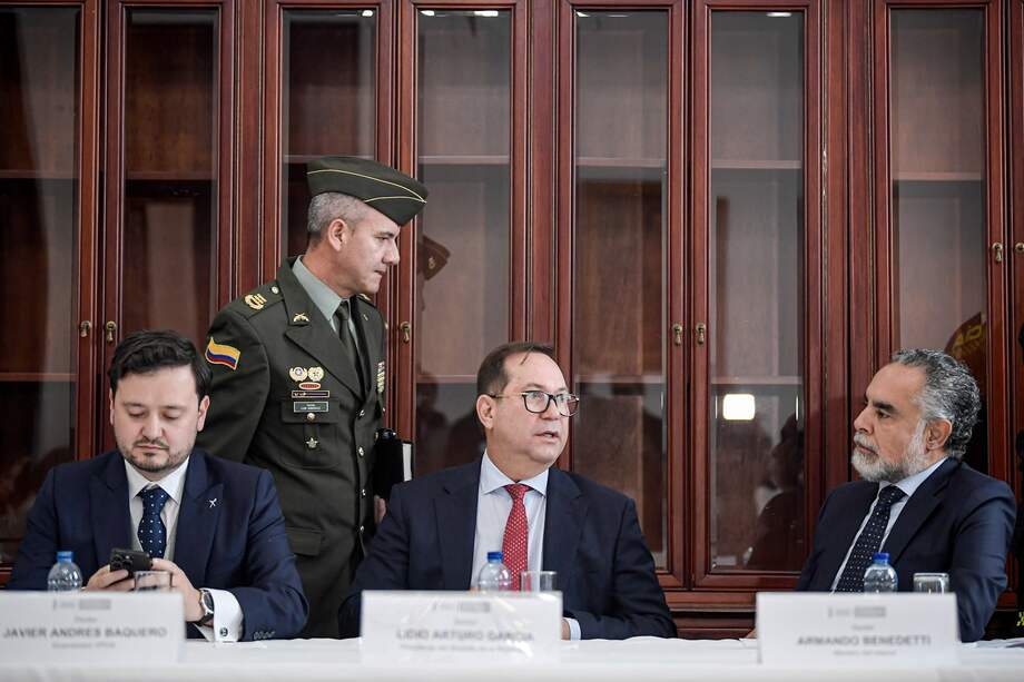 El presidente del Senado, Lidio García, y el ministro del Interior, Armando Benedetti, en reunión de elecciones.