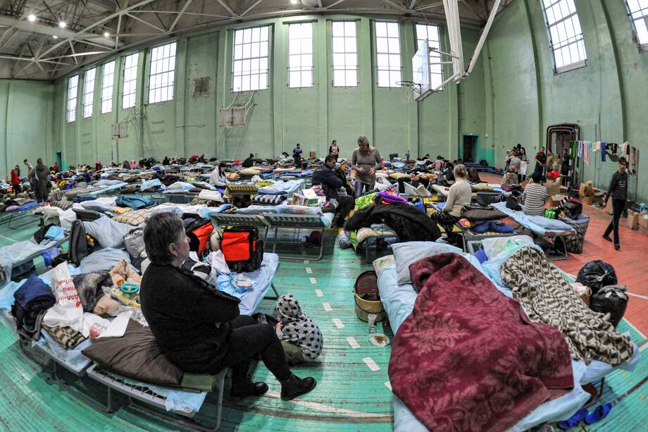 Habitantes de Mariúpol descansan en un centro de alojamiento temporal para refugiados en un gimnasio escolar en Taganrog, región de Rostov, Rusia. En tres días, casi 60.000 residentes han sido llevados desde la ciudad costera hacia territorio ruso.