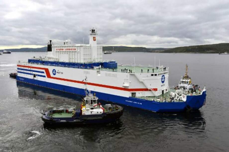 El "Akademik Lomonosov" zarpó de Múrmansk, puerto del Gran Norte ruso donde fue cargado con combustible nuclear, con destino a Pevek, pequeña ciudad de Siberia oriental, en el distrito autónomo de Chukotka. / AFP