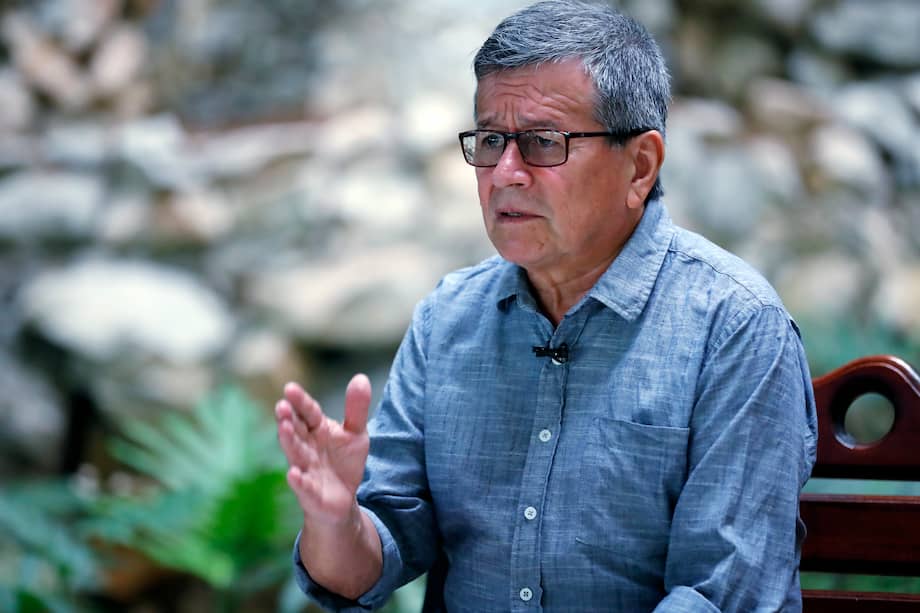 El negociador del Eln, Israel Ramírez Pineda, alias "Pablo Beltrán", muestra cierto optimismo ante las negociaciones de paz con el Gobierno del nuevo presidente de Colombia, Gustavo Petro, pero se reconoce escéptico sobre un posible desarme y la propuesta de "paz total". EFE/Ernesto Mastrascusa