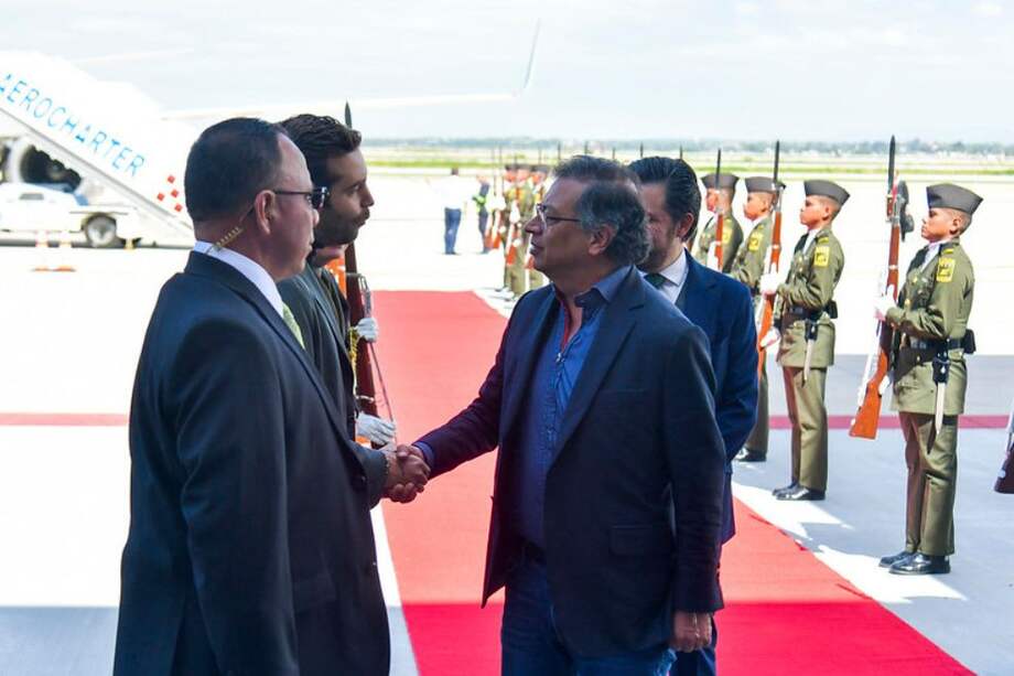 Gustavo Petro en su llegada a México.