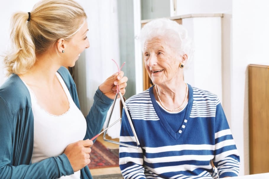 El Alzheimer afecta principalmente a adultos mayores, aunque podría también atacar a personas jóvenes.