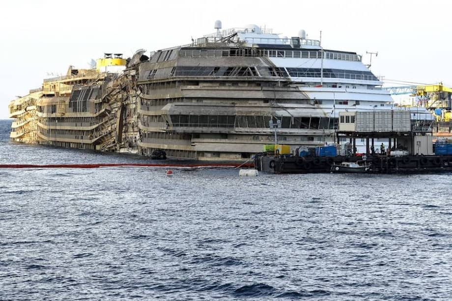 El "Costa Concordia" vuelve erguido tras 20 meses de su naufragio