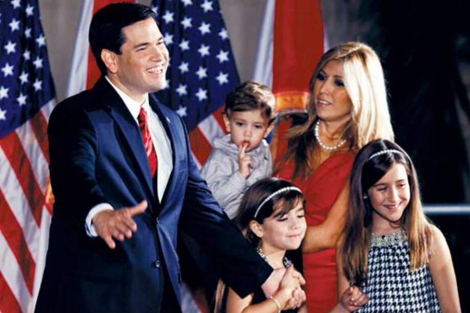 Marco Rubio obtuvo una curul en el Senado y celebró acompañado de su esposa de ascendencia colombiana y de sus hijos.