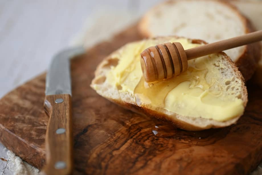 Disfruta de esta mantequilla casera en panes o galletas. Añade un toque de sabor con una pizca de miel para deleitar el paladar.