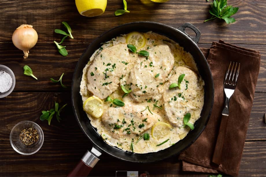 Sirve este pollo con especias y yogur griego con una copa de vino.